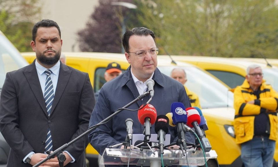 НИКОЛОСКИ: Со набавените 100 нови возила за Македонска пошта го подобруваме нејзиното работење и доставата на пратките