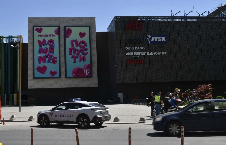 ДОЈАВИ ЗА ПОДМЕТНАТИ БОМБИ ВО СКОПЈЕ: МВР проверува дали има експлозивни направи во трговските центри Ист гејт и Дајмонд