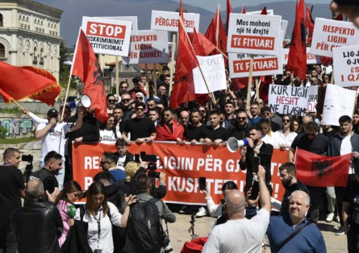 МИЦКОСКИ ЗА ПРОТЕСТОТ: Ги информиравме нашите сојузници од НАТО и ЕУ за обидите на опозицијата да ја дестабилизира Македонија