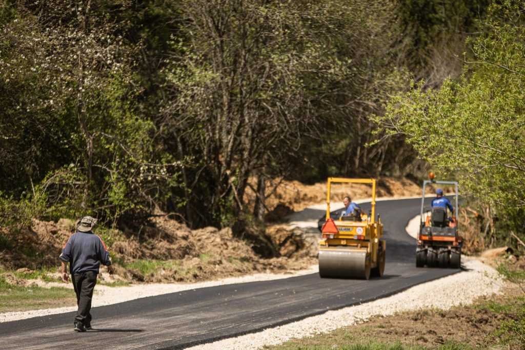 УВИД ВО ГРАДЕЖНИ РАБОТИ: Реконструкција на улица во селото Ротино