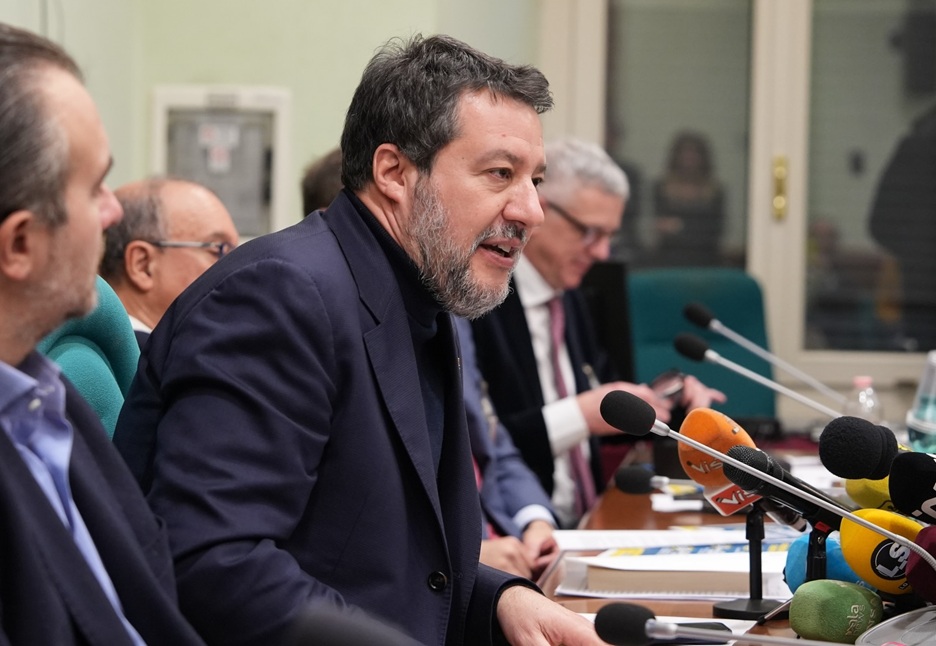 САЛВИНИ: Во Брисел не се нормални, бараат да го исклучиме греењето, да се переме помалку, да патуваме помалку!