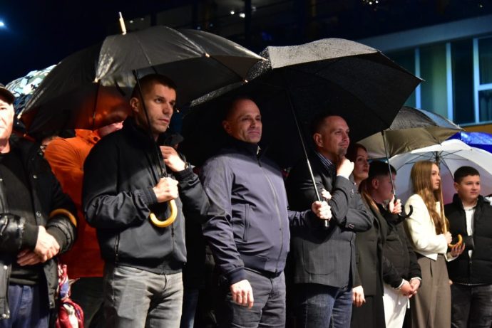 ФИЛИПЧЕ ЗА МИТОВСКИ: Пред пет-шест месеци му држеше чадор и фрлаше епитети и ловорики, а сега по него фрла со дрва и антимон!