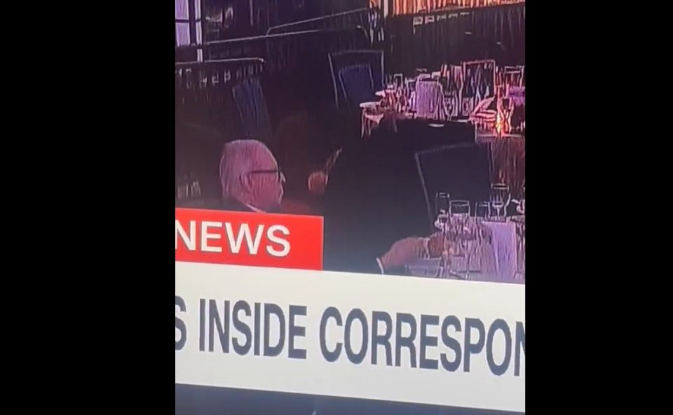 (видео) СИТЕ ВО ПАНИКА ТОЈ СПОКОЕН: Другите се кријат под маси во Хилтон, тој мирно си јаде, па стана јунак од видеото со 5 милиони прегледи