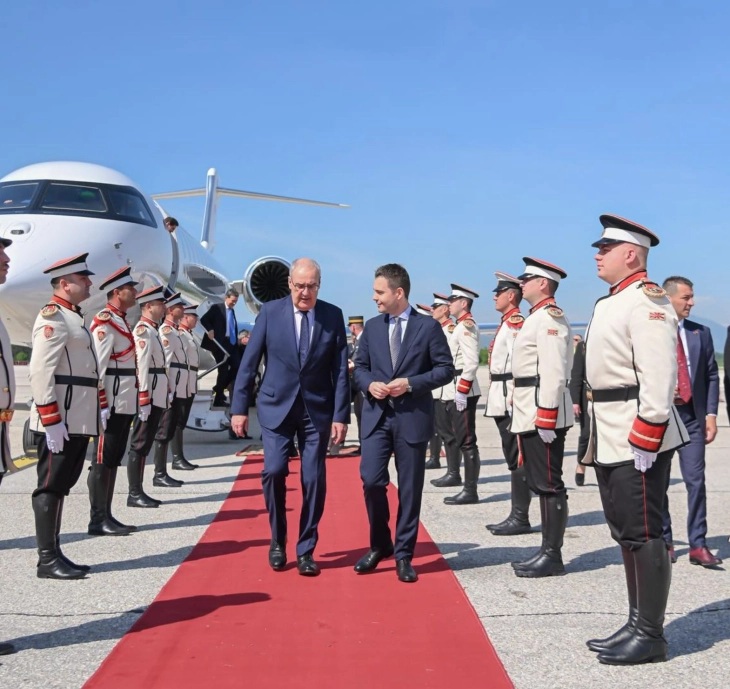 ПАРМЕЛАН ВО СКОПЈЕ: Претседателот на Швајцарија пречекан со највисоки воени и државни почести во Македонија