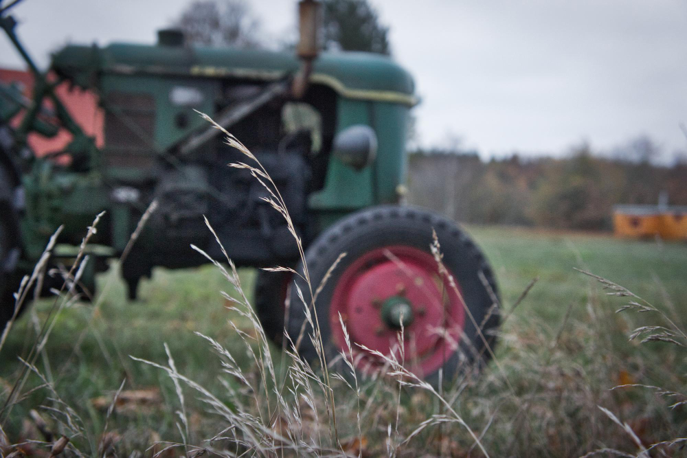 Маж (80) прегазен од трактор додека го поправал, починал во болница