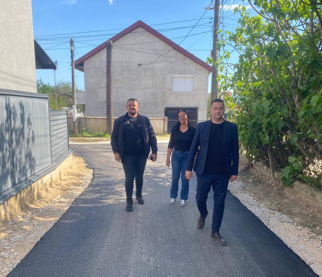 Асфалтирана улица во населеното место Василево