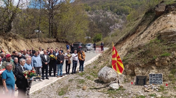ОДДАДЕНА ПОЧИТ КАЈ ВЕЈЦЕ: Минута молк и македонската химна пред спомен-плочата на осуммината загинати македонски бранители