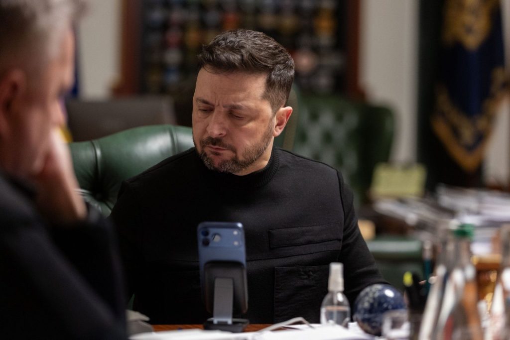 Зеленски потпиша закони за продолжување на воената состојба и општата мобилизација во Украина