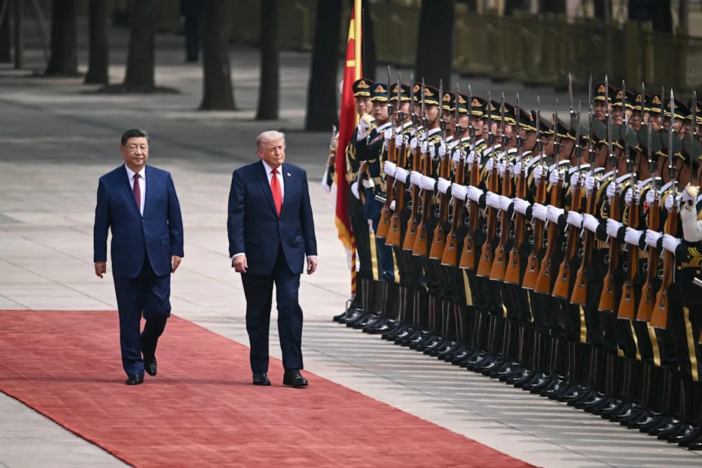 СРЕДБА НА ТИТАНИТЕ ВО ПЕКИНГ: Трамп го пофали својот колега Џинпинг како голем лидер и пријател, утре треба да си замине од Кина