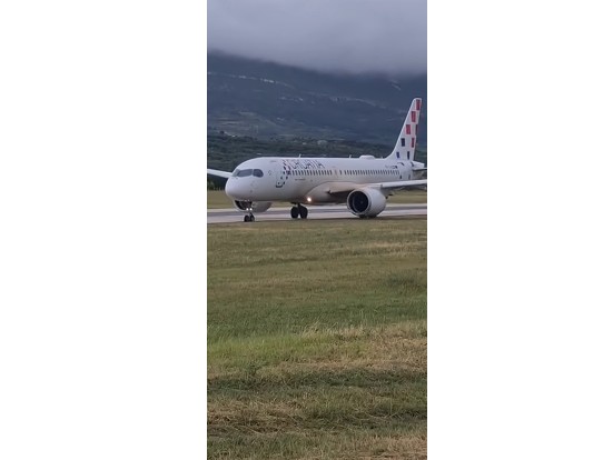 ВИДЕО: Драма во Хрватска, авион со 132 патници излета од писта