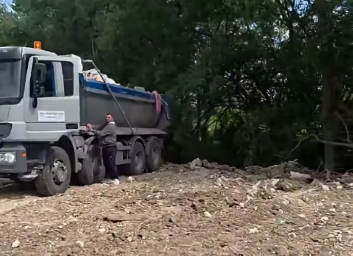 (видео) ОПШТИНА АЕРОДРОМ: Казна од 20.000 евра за несовесно истурање отпад од газда кој вчера беше фатен со камион полн со шут