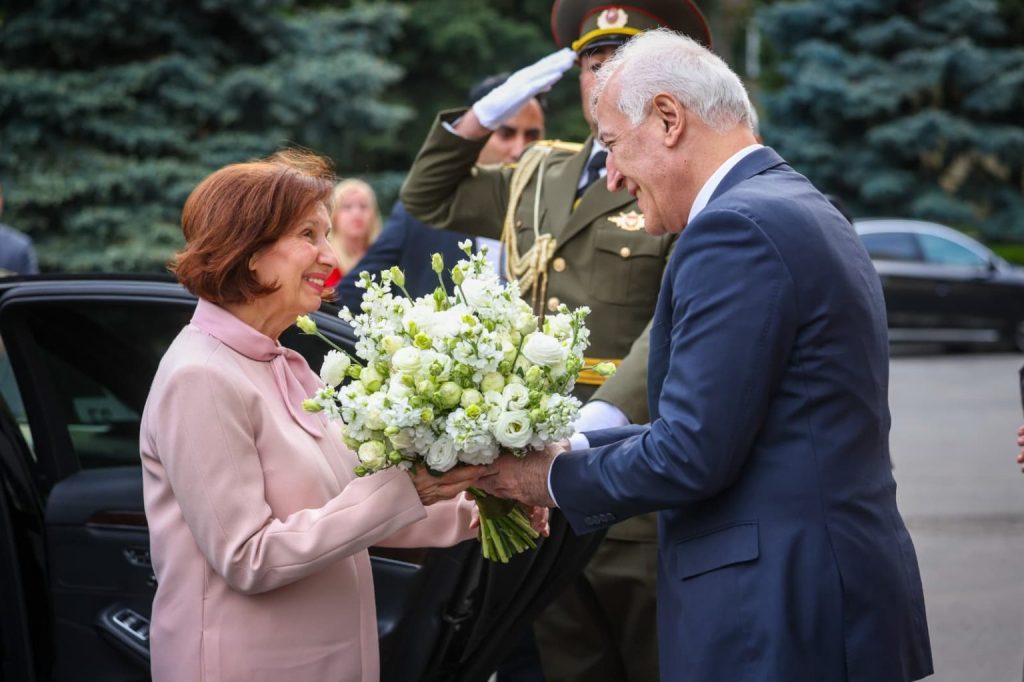 Средба на Сиљановска-Давкова со претседателот на Ерменија, Хачатурјан