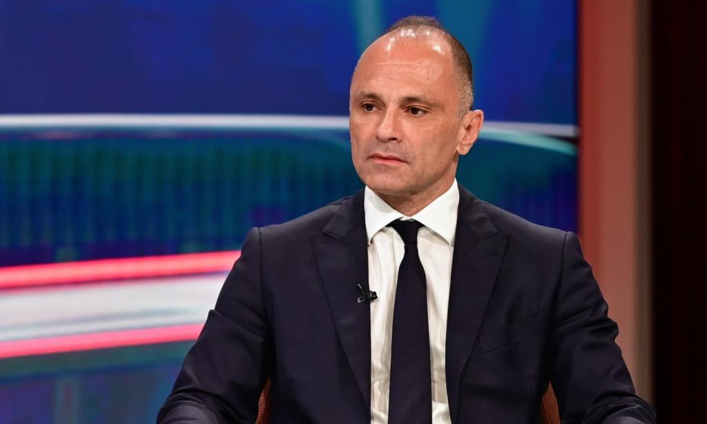 ФИЛИПЧЕ ЗА ЗДРАВЈЕТО И ПОЛИТИЧКИОТ ЖИВОТ: Секој ден прегледувам пациенти, им предавам траума на студентите и оперирам
