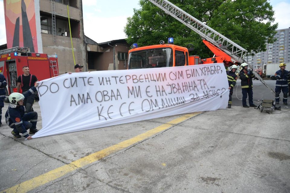 ФОТО: Пожарникарот Васе ја запроси девојката – „Во сите интервенции сум бил храбар, но оваа ми е најважната“