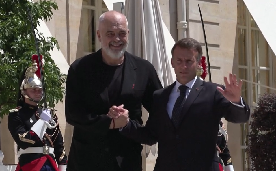 МАКРОН ПО СРЕДБАТА СО РАМА ВО ЕЛИСЕЈСКАТА ПАЛАТА: Ја поддржуваме Албанија на патот кон ЕУ