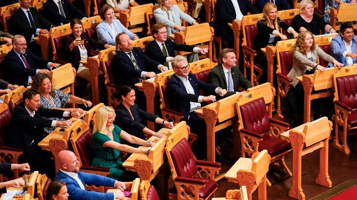 Норвешкиот парламент ја поддржа репрезентацијата среде Мундијалот со симболичен викиншки ритуал