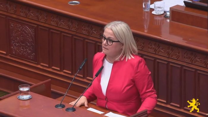 СТОЈАНОСКА ДО ТРЕНЧЕВСКА: Да имавте вие министер за земјоделие како што е Трипуновски сега немаше да седите во опозициските клупи и да молчите криејќи се од правдата