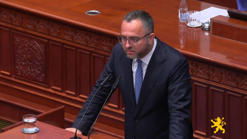 ТОШКОВСКИ: Претседателот на младината на Левица беше уапсен затоа што на 14 и 16 годишни деца им се обраќал со зборот „убијци“, а не затоа што веел знаме