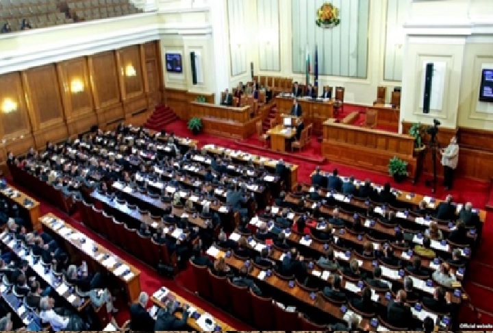 НАРОДНО СОБРАНИЕ НА БУГАРИЈА: Бугарските пратеници си ги замрзнаа платите за да дадат пример како треба да се работи во кризи