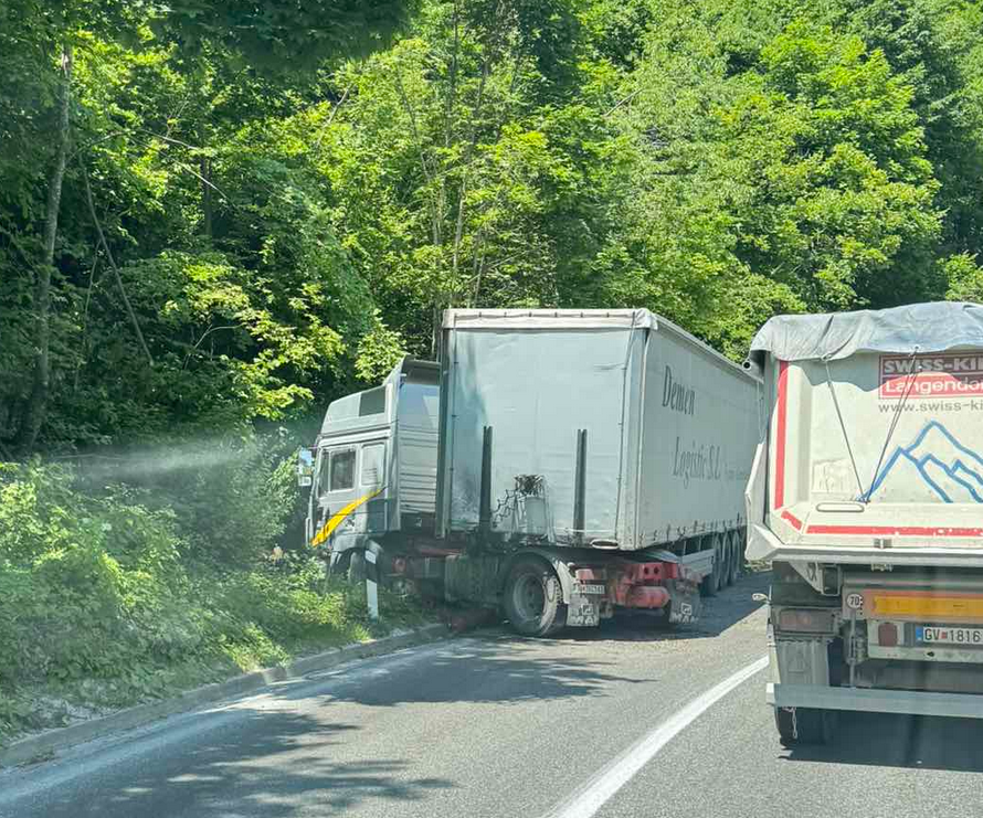 Извртен камион предизвика отежнат сообраќај кај Стража