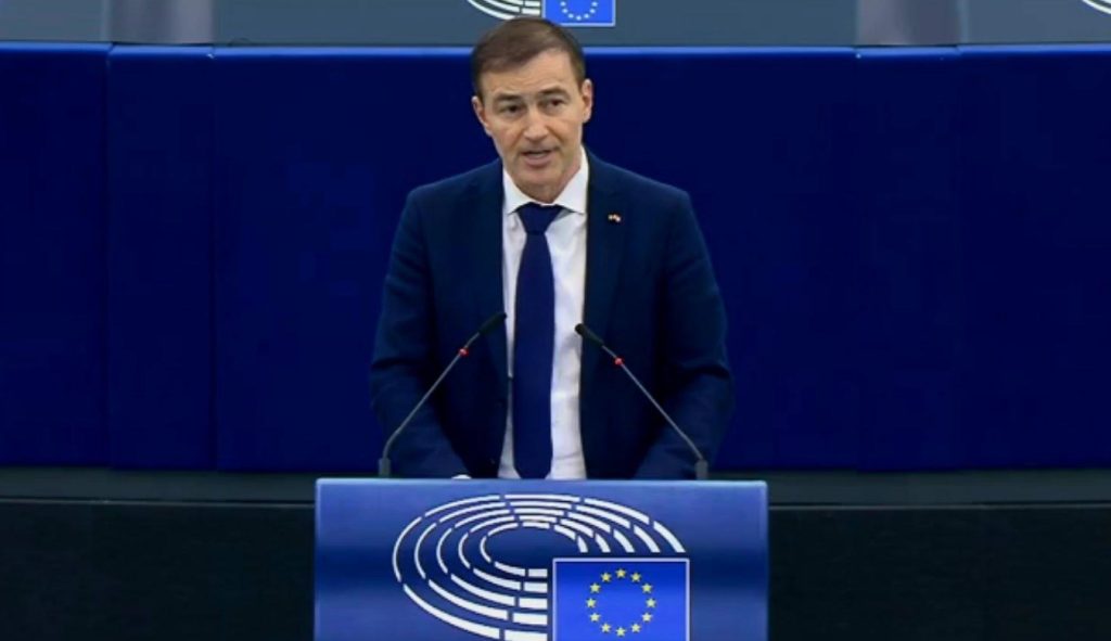КОМУ МУ ОДГОВАРА ПИРОМАНИЈАТА: Бугарските пратеници во ЕП во офанзива со „аргумент“ палежот на возилата Скопје?!