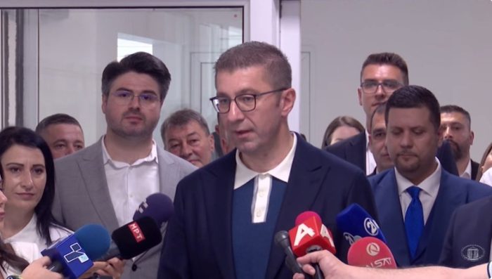 МИЦКОСКИ: Поучени од минатото водиме политика со аргументи, не со гланцање чевли на евродипломати и со коленичење