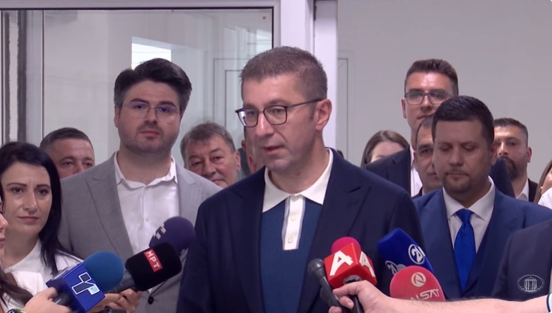 МИЦКОСКИ: Поучени од минатото водиме политика со аргументи, не со гланцање чевли на евродипломати и со коленичење