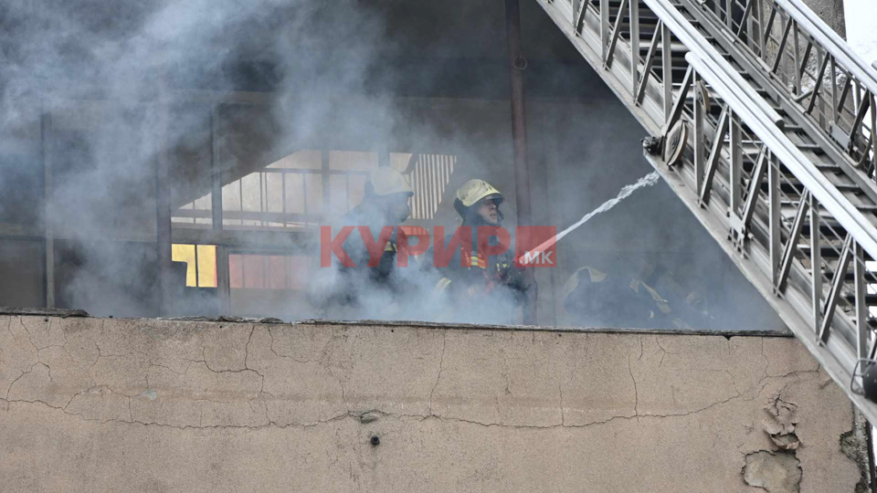 Повреден пожарникар при гаснење пожар во Визбегово