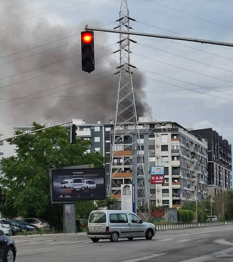 (видео) ПОЖАР РАНО УТРОВО ВО КИСЕЛА ВОДА: Се слушаа детонации, а густ чад имаше низ населбата, велат граѓани