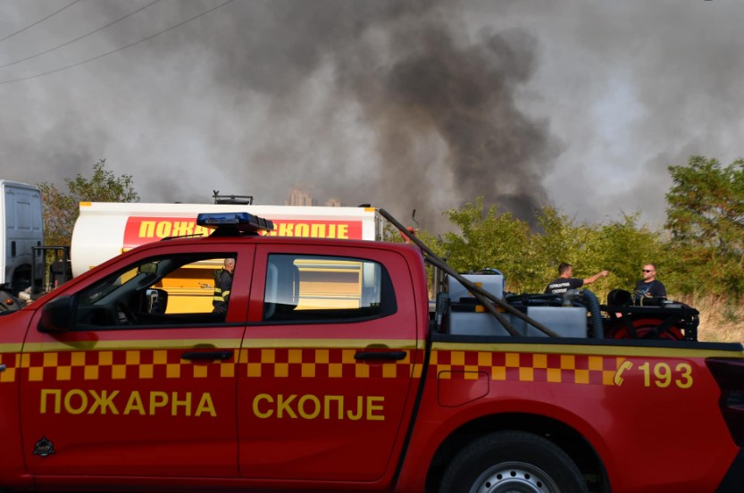 Опожарено возило во Центар, нема повредени