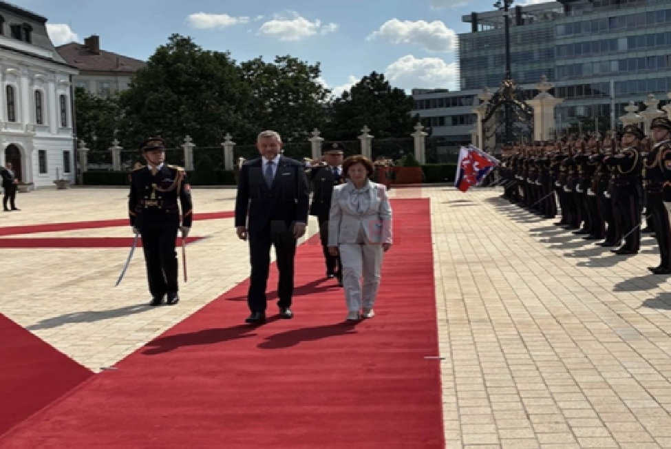 СИЉАНОВСКА ВО СЛОВАЧКА: Пречек во Братислава со највисоки државни и воени почести од претседателот Пелегрини