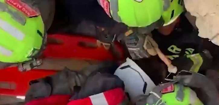 (видео) ТРИ ДЕНА ПО ЗЕМЈОТРЕСОТ ВО ВЕНЕЦУЕЛА: Спасено 11-годишно дете од урнатините, како и бебе и неговата мајка