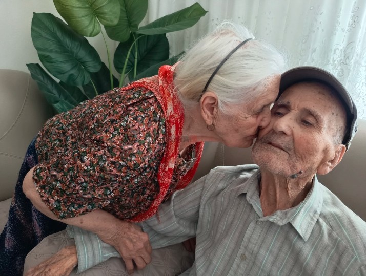 ВО СРЕЌЕН БРАК 72 ГОДИНИ: Дедо Трајче ја тера 101-вата година, баба Загорка со 94 години имаат 4 сина 8 внуци и 11 правнуци