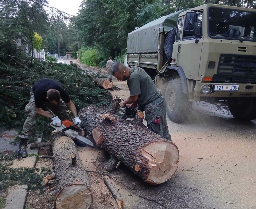 (ФОТО) Армијата се вклучи во расчистувањето на последиците од невремето во Скопје