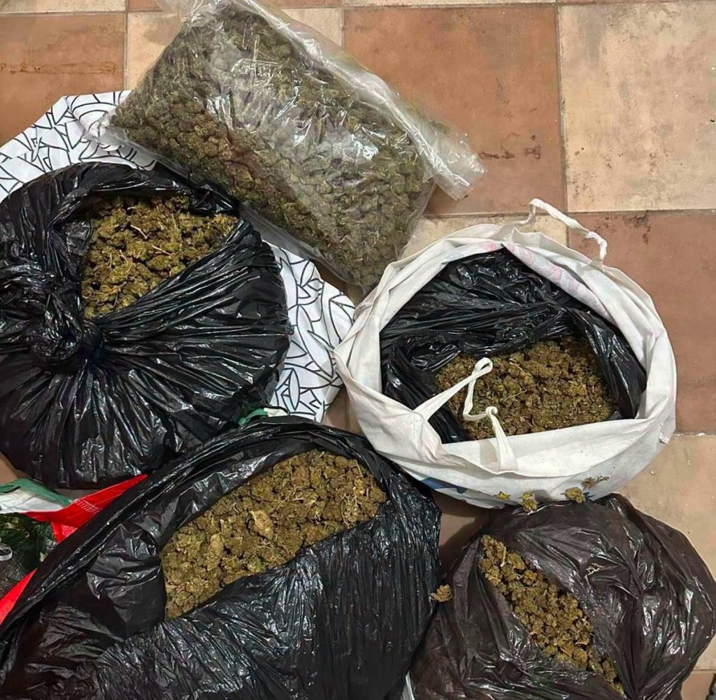 (ФОТО) ПРЕТРЕС ВО СКОПЈЕ: Запленети пет килограми марихуана, татко и син уапсени