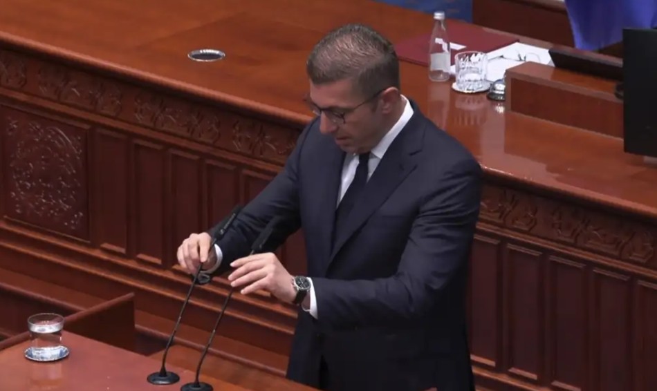 МИЦКОСКИ: Не ви сметаше да трчате по Стоиљковиќ, да го убедувате и да нудите сè и сешто да гласа за промена на името?