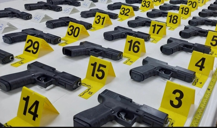 СПРЕЧЕН ШВЕРЦ ВО ГРЦИЈА: Уапсени двајца турски државјани поради обид да пренесат 50 пиштоли и 49 шаржери преку граница