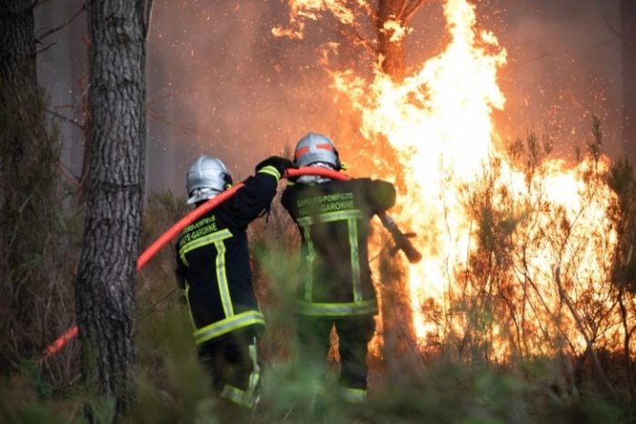 ШУМСКИ ПОЖАРИ ВО ФРАНЦИЈА: Илјадници евакуирани од предградие на Бордо, пламенот е на 15 километри од градот