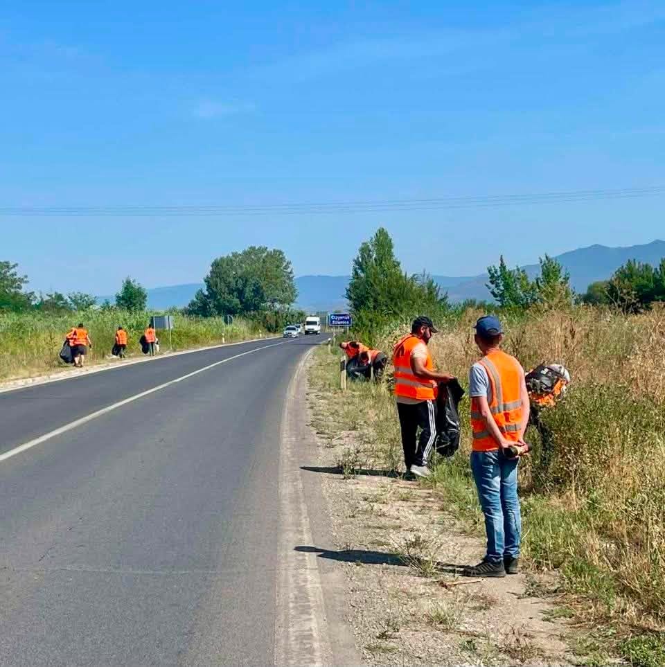 РАБОТНА АКЦИЈА: Осуденици работат на одржување на хигиената на магистралните и на регионалните патишта низ Македонија