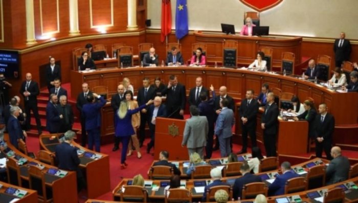 БРКОТНИЦА ВО ПАРЛАМЕНТОТ ВО АЛБАНИЈА: Тој грабнал таен воен договор со САД, таа во обид да го спречи паднала на скали и се повредила
