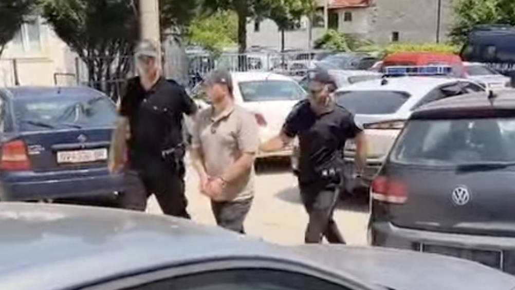(видео) АПСЕЊЕ ВО ГОСТИВАР: Во тек е акција на МВР, уапсена Артана Асани, директорка на ЈП Комуналец и уште две раководни лица