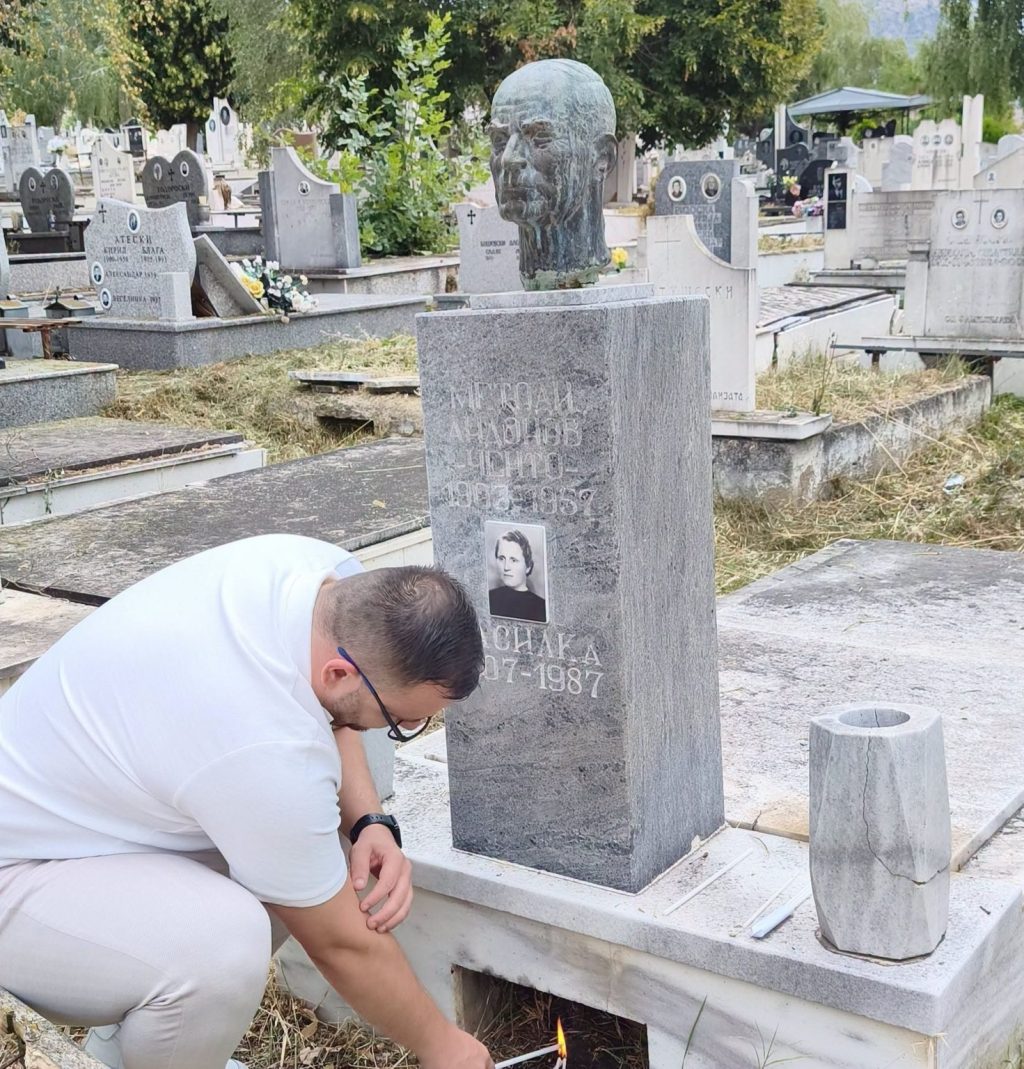 ЈАНЕ ЧЕНТО НА ГРОБОТ ОД МЕТОДИЈА АНДОНОВ ЧЕНТО: Вечна слава Претседателе, идеалите твои се заклетви мои, објави неговиот правнук