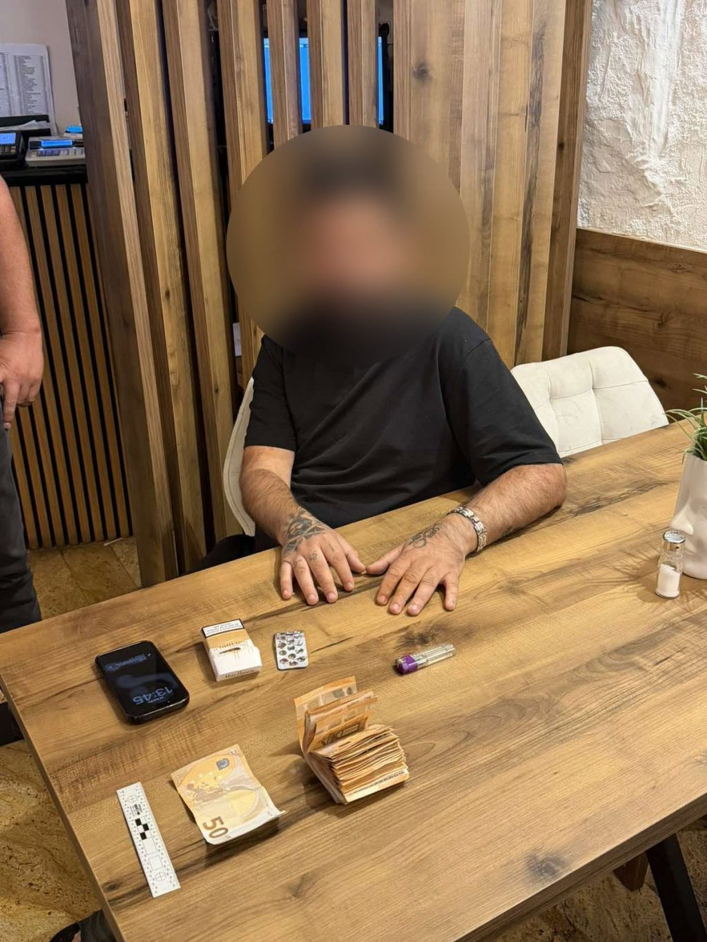 ЛИСИЦИ ЗА ИЗМАМНИК: Кавадарчанецот М.Д.(32) на кумановка (50) и ветил странски пасош за 400 евра, па ја дигал цената до сума од 9.000 евра