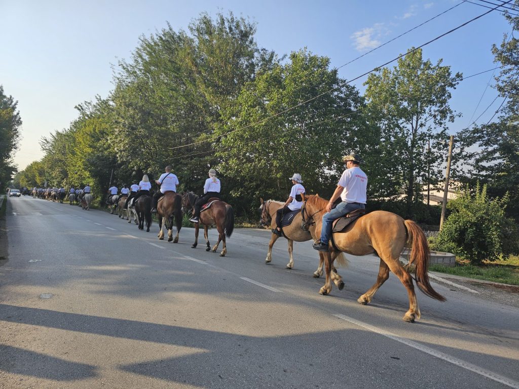(фото) ИЛИНДЕНСКИ МАРШ: Коњичките чети од повеќе места од Македонија, меѓу кои има и девојки, на 31 јули ќе се обединат во Крушево