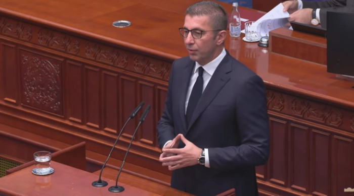 МИЦКОСКИ СО РЕПЛИКА ДО АМАР МЕЦИНОВИЌ: Луѓето како него се архетипот на тоа зошто младите си одат од земјава