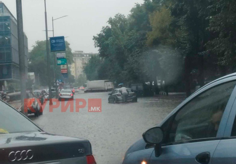 ФОТО: Поплавени улици и подвозници, отежнат сообраќај – Скопје по силното невреме