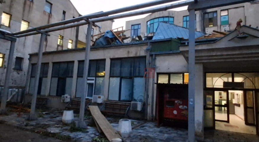 Силниот ветар однесе дел од кровната конструкција на штипската Клиничка болница, штети од невремето има по домови