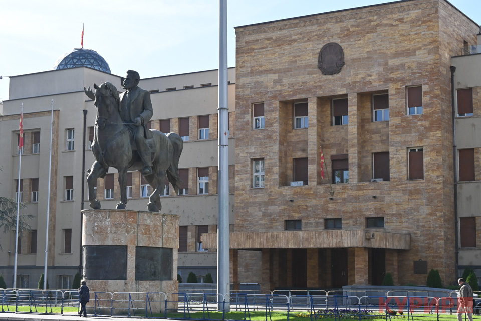 Собранието по неколку паузи ја заврши седницата за пратенички прашања со едно поставено прашање