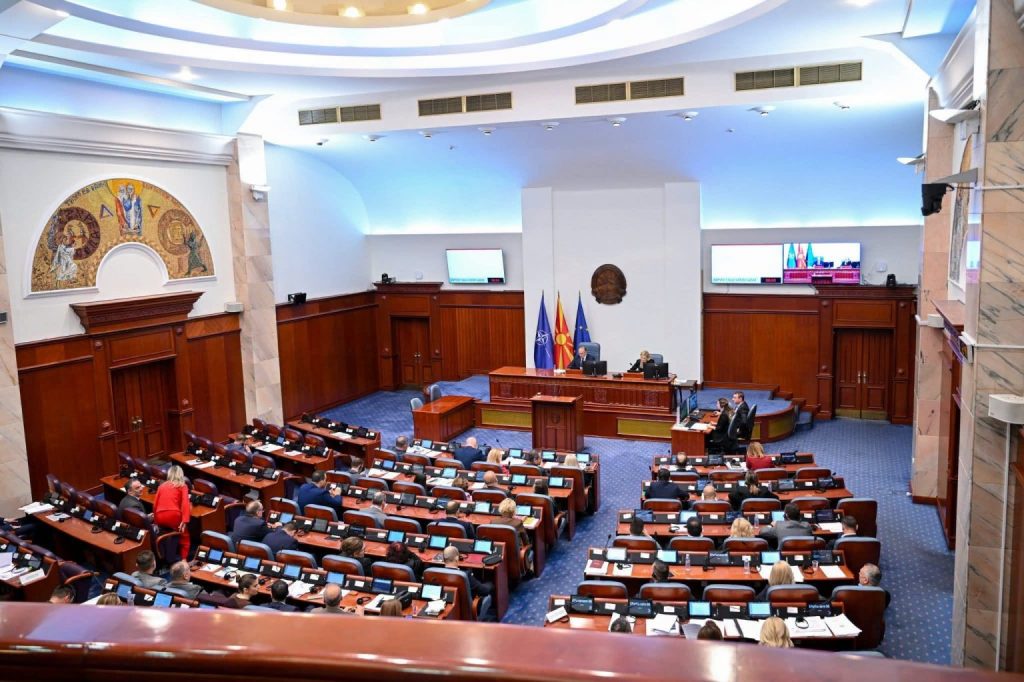 КУЗМАНОВСКА: Со ребалансот на Буџетот за 5,8 милијарди денари повеќе пари за изградба на патишта, железници, водоводи, училишта…