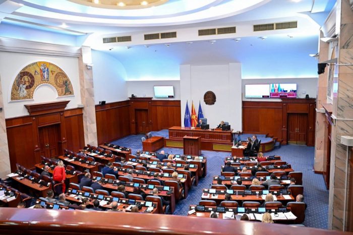 СОБРАНИЕ: Лажни се вестите во некои медиуми дека се плаќа приватно здравствено осигурување за пратениците и службениците